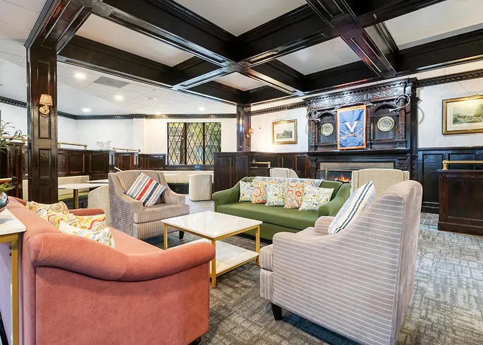 Hotels with pool English Inn Of Charlottesville
